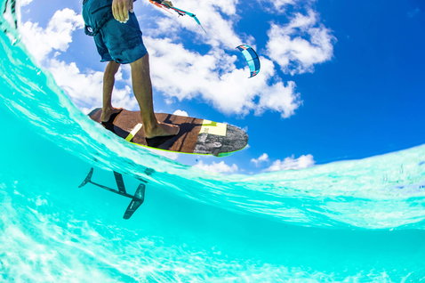 Duotone Free foil kiteboard en foil dans un lagon tropical