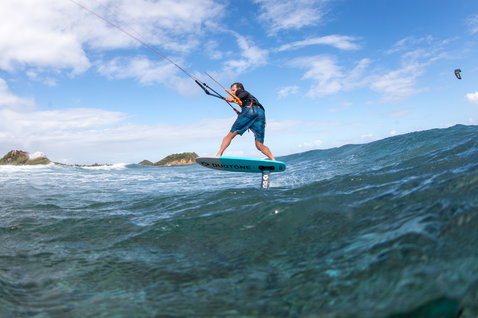 Duotone Spirit Surf Foilboard beim Foilen im Ozean mit tropischer Küste