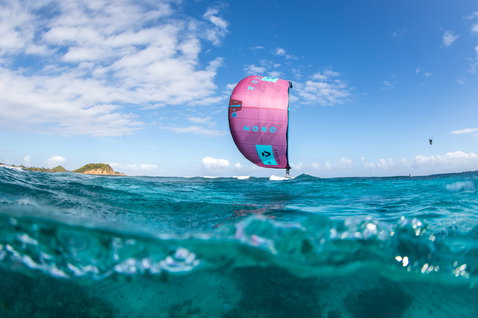 Duotone Spirit LEI Kite beim Foilen im tropischen Ozean mit Insel im Hintergrund