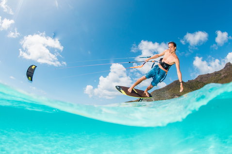 Duotone Kiteboarding Foil Spirit 90 Carve 950 ala anteriore foil durante foiling in una laguna tropicale
