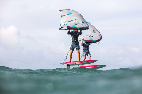 Duotone X Foil Wing 2019 ala de kite foil durante wing foiling en aguas abiertas del océano