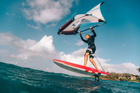 Duotone X Foil Wing 2019 ala de kite foil durante wing foiling en una costa tropical