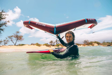 Duotone X Foil Wing 2019 durante el wing foiling en una playa tropical en aguas poco profundas
