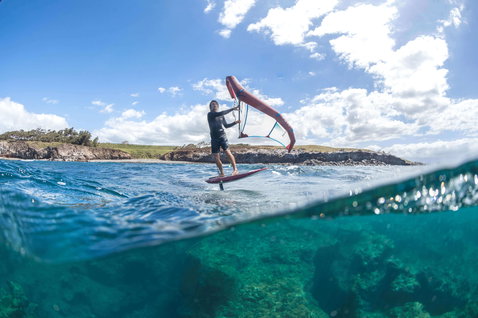 Duotone Foil Wing 2019 ala de foil kite durante el wing foiling en una bahía costera rocosa