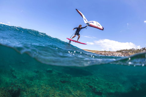 Duotone X Foil Wing 2019 ala kite foil durante wing foiling en aguas turquesas de arrecife en la costa