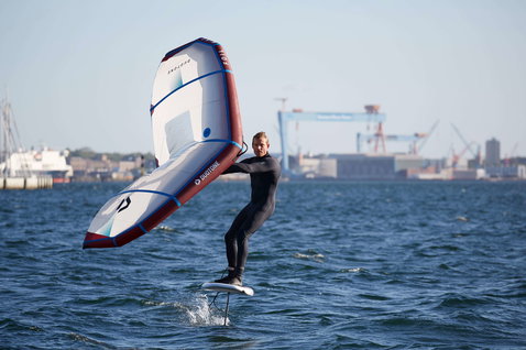 Duotone X Foil Wing 2019 ala de foil durante wing foiling en el puerto