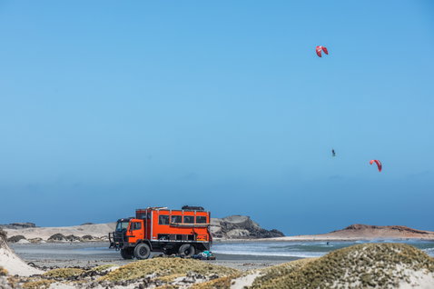 Duotone Rebel 2020 kite LEI durante il kitesurf su una spiaggia con dune di sabbia