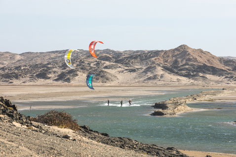 Duotone Rebel LEI kite durante il kitesurf in una laguna arida con montagne desertiche