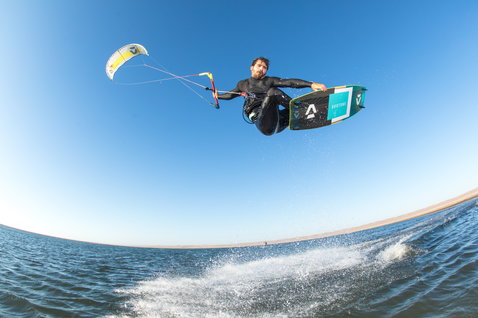 Duotone Rebel LEI kite durante il kitesurf nella laguna dell'oceano in spiaggia