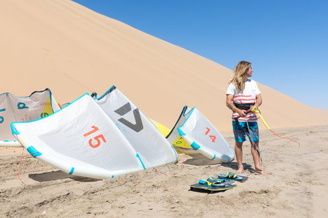 Duotone Rebel LEI kite 14m durante il kitesurf sulle dune di sabbia del deserto