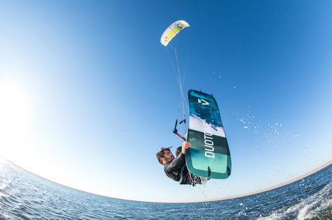 Duotone Rebel 2020 LEI kite durante il kitesurf in acque aperte
