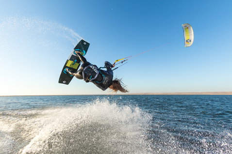 Duotone Rebel LEI kite durante il kitesurf su una laguna oceanica