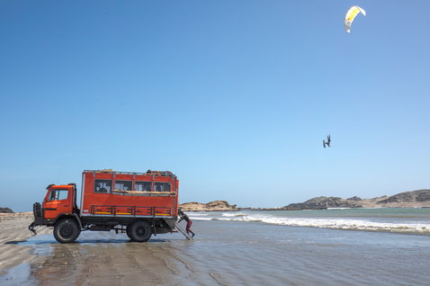 Duotone Rebel LEI kite durante il kitesurf sulla spiaggia dell'oceano