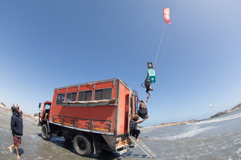 Duotone Rebel LEI kite durante il kitesurf su una spiaggia costiera con acque basse
