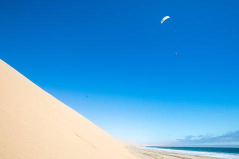 Duotone Rebel LEI kite durante il kitesurf su duna costiera e spiaggia