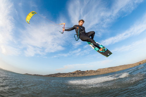 Duotone Dice LEI Kite beim Kitesurfen an einer Küstenlagune