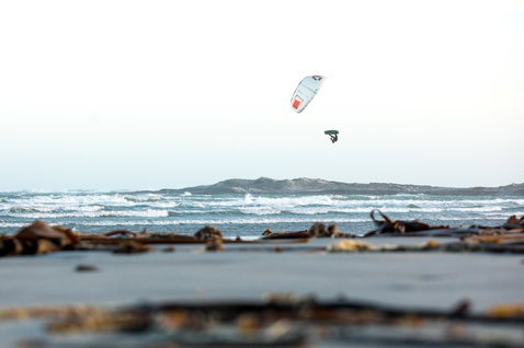 Duotone Dice LEI Kite beim Kitesurfen am Ozean