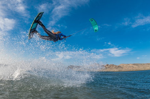 Duotone Dice LEI Kite beim Kitesurfen auf einer Flachwasser-Lagune mit karger Küste