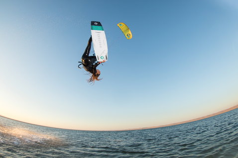 Duotone Dice LEI Kite beim Kitesurfen am Ozeanstrand und auf Flachwasser