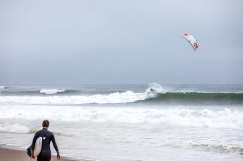 Duotone Dice LEI Kite beim Kitesurfen am Ozeanstrand mit Brandungswellen