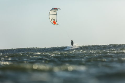 Duotone Dice LEI Kite beim Kitesurfen auf dem offenen Ozean mit aufgewühltem Wasser