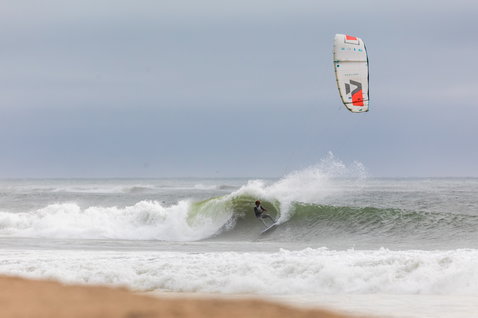 Duotone Dice LEI Kite beim Wellenreiten am Meer