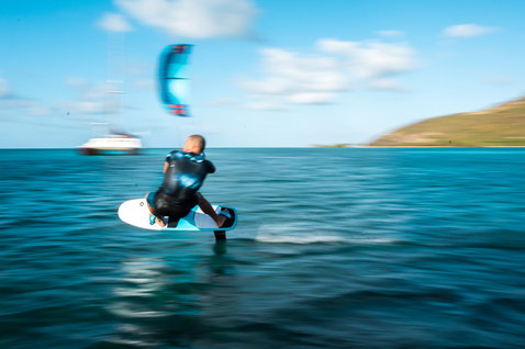 Kiteboard foil lors du foiling dans un lagon tropical