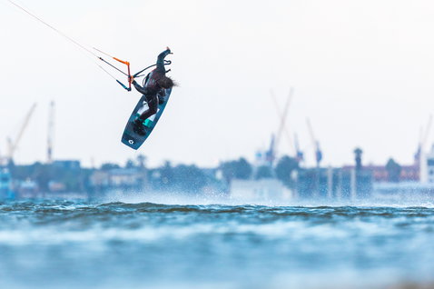 Duotone Click Bar Quad Control control bar during kitesurfing at the ocean harbour