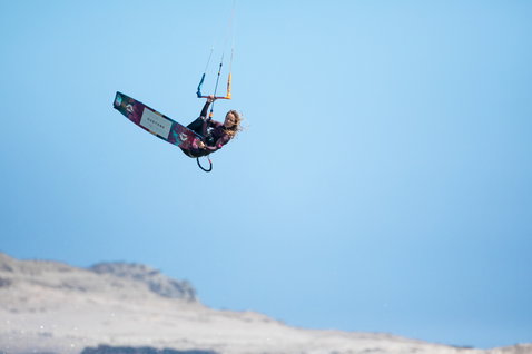 Duotone Click Bar Quad Control 2020 control bar during kitesurfing at a coastal beach with arid landscape