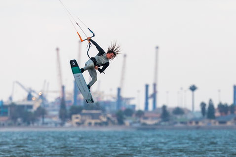 Duotone Click Bar Quad Control control bar during kitesurfing on open water