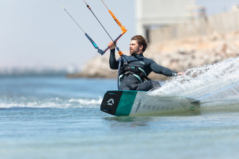 Duotone Click Bar Quad Control control bar during kitesurfing on the ocean coast