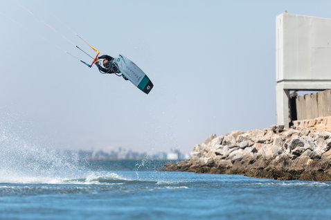Duotone Click Bar Quad Control 2020 control bar during kitesurfing at a rocky coastal breakwater