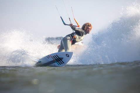 Duotone Click Bar Quad Control 2020 control bar during kitesurfing at the ocean