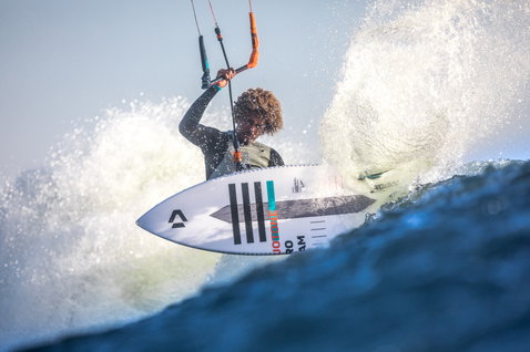 Duotone Click Bar Quad Control 2020 control bar during wave riding in the ocean