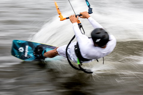 Duotone Click Bar Quad Control 2020 control bar during kitesurfing on the ocean
