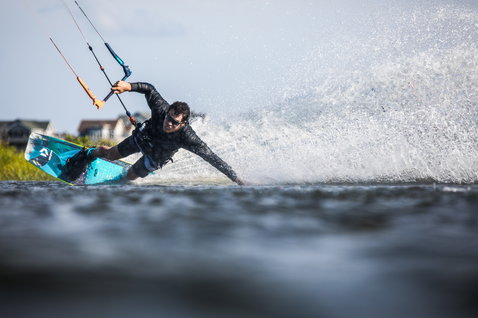 Duotone Click Bar Quad Control control bar during kitesurfing at a coastal flat water lagoon