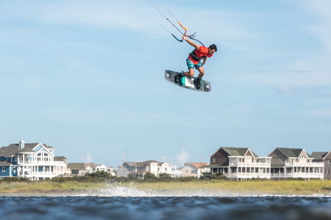 Duotone Click Bar Quad Control 2020 control bar during kitesurfing at a coastal beach lagoon