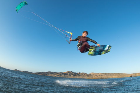 Duotone Trust Bar Quad Control 2020 Steuerbar beim Kitesurfen in einer Küstenlagune mit kargen Hügeln