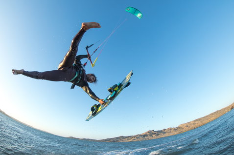 Duotone Trust Bar Quad Control Steuerbar beim Kitesurfen am Ozeanstrand