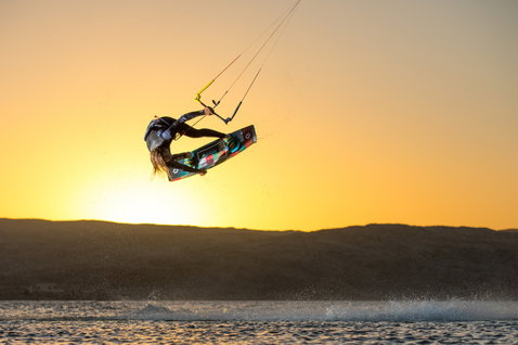 Duotone Trust Bar Quad Control 2020 Steuerbar beim Kitesurfen am Ozeanstrand mit Hügellandschaft