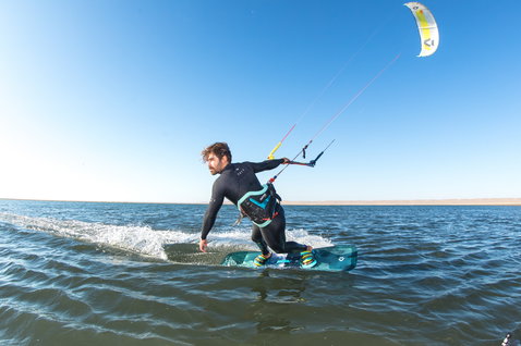 Duotone Trust Bar Quad Control 2020 Steuerbar beim Kitesurfen in einer flachen Lagune mit Sandstrand
