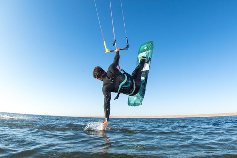 Duotone Trust Bar Quad Control Steuerbar beim Kitesurfen auf flachem Wasser