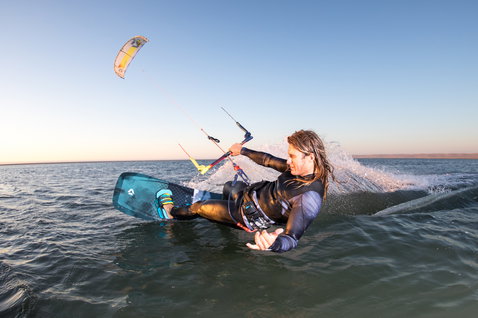 Duotone Trust Bar Quad Control Steuerbar beim Kitesurfen auf dem Meer