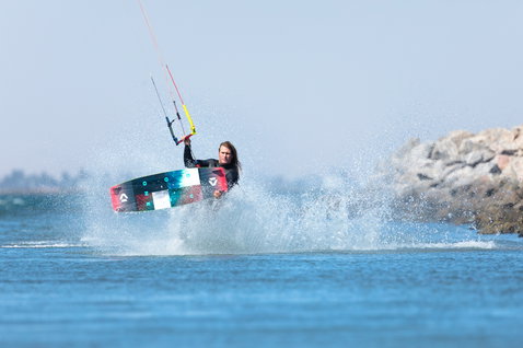 Duotone Trust Bar Quad Control Steuerbar beim Kitesurfen an einer Küstenlagune