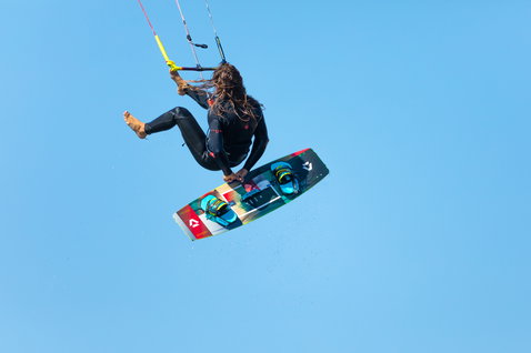 Duotone Trust Bar Quad Control Steuerbar beim Kitesurfen über dem Ozean mit freiem Himmel