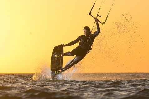 Duotone Entity Ergo tabla de kitesurf twin-tip durante el kitesurf en la playa