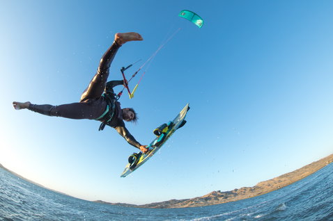 Duotone Entity Ergo tabla de kitesurf twin-tip durante el kitesurf en el océano