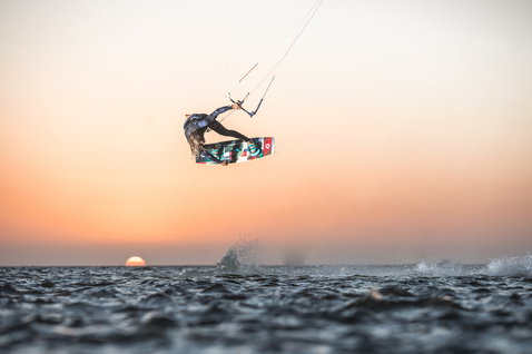 Duotone Jaime Twin-Tip Kiteboard beim Kitesurfen auf dem Meer