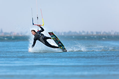 Duotone Jaime Twin-Tip Kiteboard beim Kitesurfen in einer Flachwasserlagune