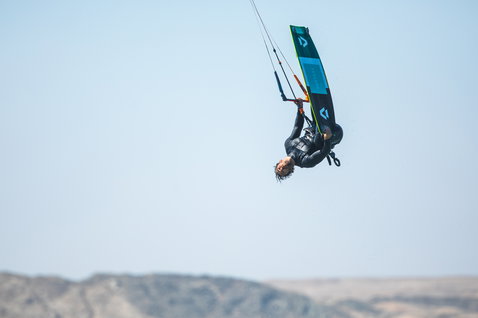 Duotone Select Twin-Tip Kiteboard beim Kitesurfen an einer Wüstenküste